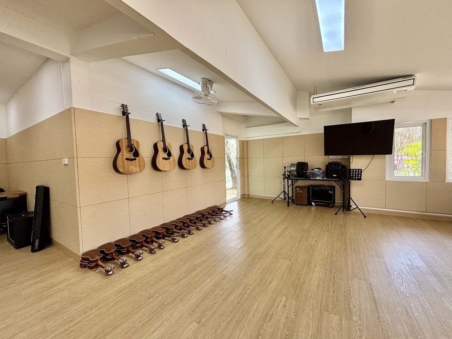 งานรีโนเวทห้องซ้อมดนตรี โรงเรียนสาธิตมหาวิทยาลัยราชภัฏเชียงราย มุมแสดงกีตาร์และพื้นที่ใช้งาน