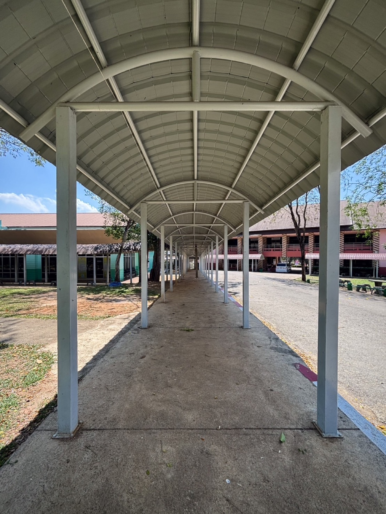 ทางเดินเชื่อมอาคารเรียน โรงเรียนสาธิตมหาวิทยาลัยราชภัฏเชียงราย